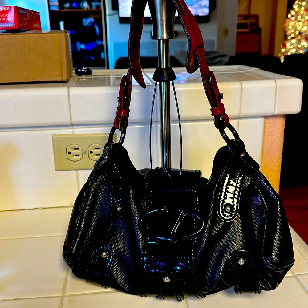 Shoulder handbag.